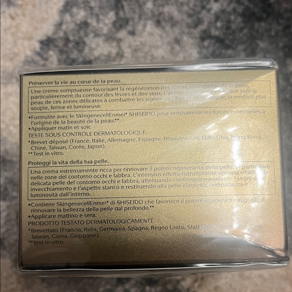 Shiseido Future Solution LX Eye and Lip Contour Regenerating Cream - Gold - Picture 3 of 5